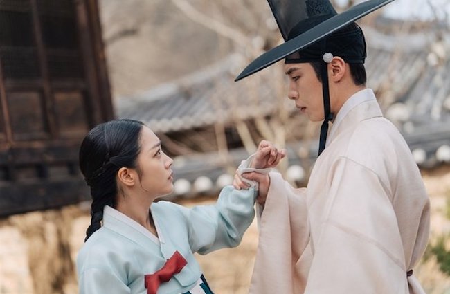 Màn trở lại đầy u uất và cuốn hút của Lee Jae Wook trong Nuốt vàng nuot-vang-dear-hongrang-03