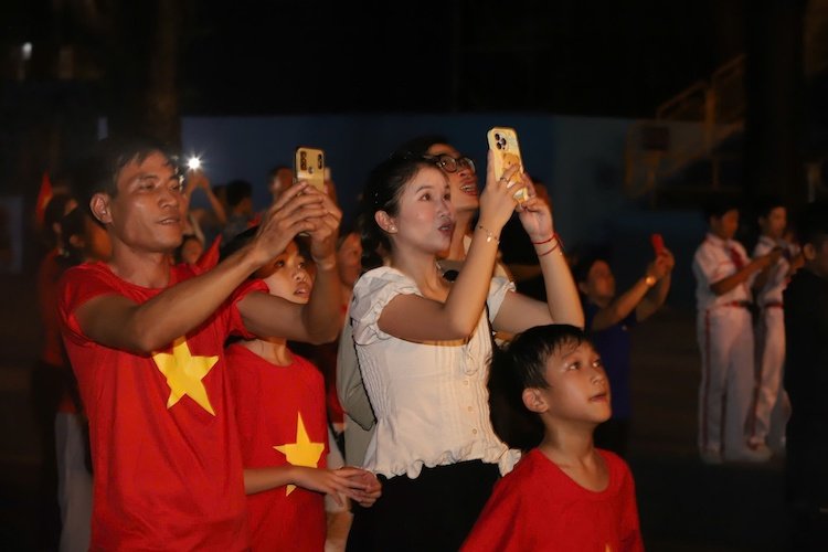 Bầu trời TP.HCM rực rỡ pháo hoa mừng 50 năm đất nước thống nhất phao hoa 005