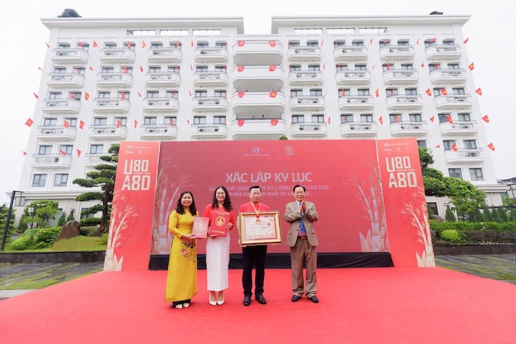Xác lập kỷ lục: 1.360 người cao tuổi cùng hát quốc ca mừng Cách mạng tháng 8 và Quốc khánh 2-9 quoc-ca-cach-mang-thang-8-03