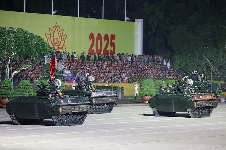 thiet bi quan su 04