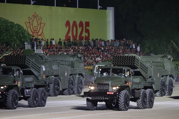thiet bi quan su 06