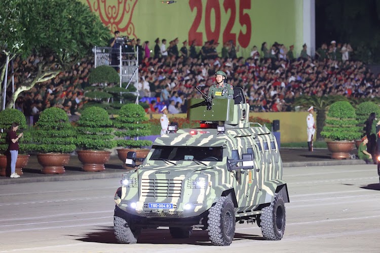 thiet bi quan su 15