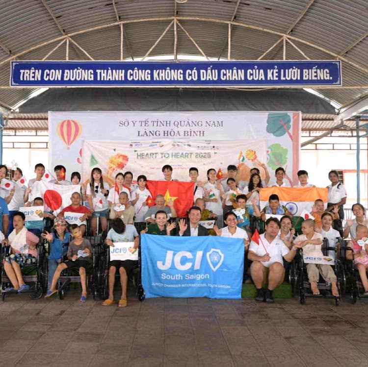 Heart 2 Heart trao tặng 100 xe lăn tại Tp. Hồ Chí Minh xe-lan-01