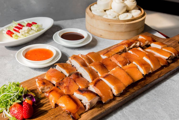 ẤM CÚNG MÙA ĐOÀN VIÊN CÙNG HEO SỮA QUAY TẠI NGÂN ĐÌNH SÀI GÒN heo-sua-quay-ngan-dinh-sai-gon-03