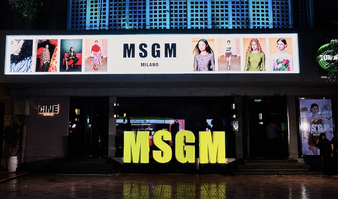 DÀN “EM XINH SAY HI” GÂY SỐT TẠI SÂN CHƠI SẮC MÀU MSGM – COLOR ME BOLD MSGM-01