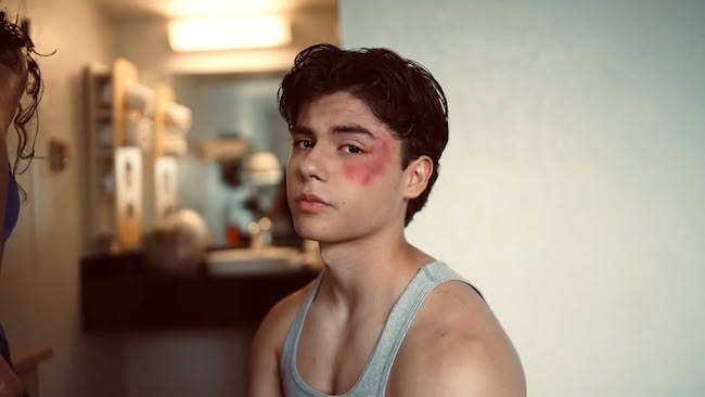 HÉ LỘ NAM THẦN MỚI NHÀ BLUMHOUSE: MIGUEL MORA LỘT XÁC NGOẠN MỤC TRONG ĐIỆN THOẠI ĐEN 2 Miguel Mora 05