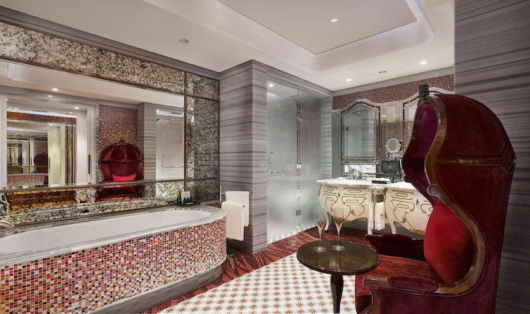 NGÀY TRỌNG ĐẠI THĂNG HOA TẠI THE REVERIE SAIGON The-Reverie-Saigon-Romance-Suite-Bathroom