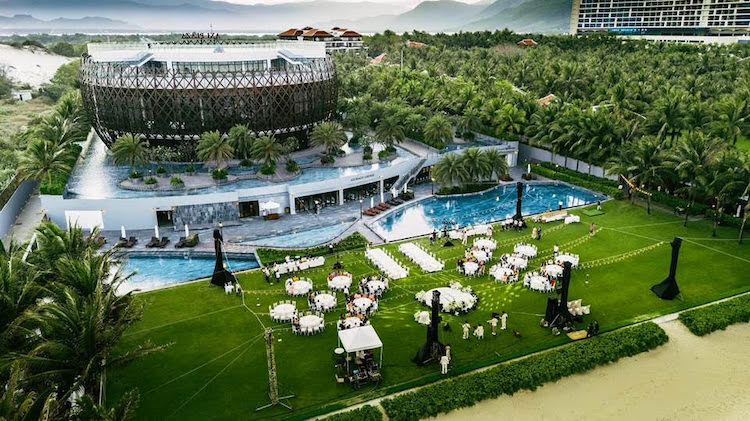 TIỆC CƯỚI TRONG MƠ TẠI 4 ĐIỂM ĐẾN LÃNG MẠN NHẤT VIỆT NAM tiec-cuoi-trong-mo-Axi-Plaza-Cam-Ranh-01