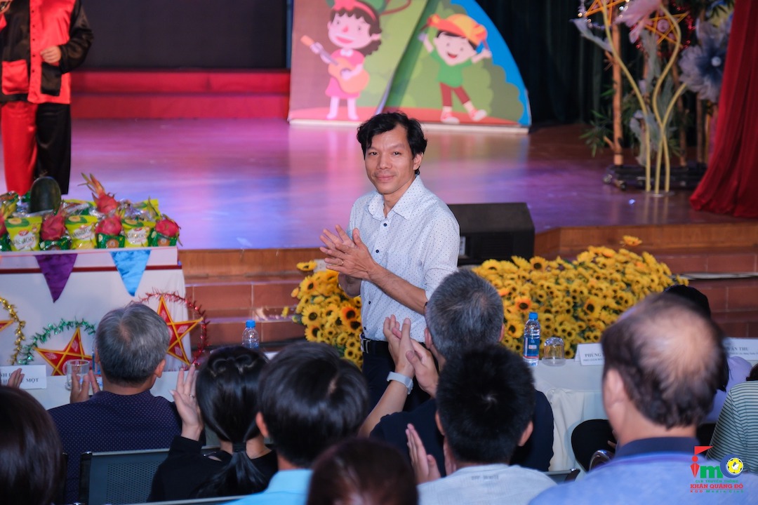 VUI HỘI TRĂNG RẰM 2025: “LỒNG ĐÈN THẮP SÁNG ƯỚC MƠ”Tối ngày 5-10-2025, Nhà Thiếu nhi tỉnh Bình Dương đã tổ chức chương trình “Vui hội Trăng Rằm – Lồng đèn thắp sáng ước mơ” với sự tham gia của gần 1.000 em thiếu nhi cùng quý phụ huynh và các thầy cô giáo. Không khí Trung thu ngập tràn sắc màu và tiếng cười rộn rã khi các em được thưởng thức một chương trình nghệ thuật đặc sắc gồm các tiết mục ca múa nhạc, kịch rối “Sự tích chú Cuội và cây đa thần”, biểu diễn Lân – Sư – Rồng cùng nhiều hoạt động vui chơi hấp dẫn. Điểm nhấn đặc biệt của chương trình là màn trình diễn thời trang đầy màu sắc và sáng tạo trong BST Angel Butterfly winds, đến từ các mẫu nhí của team Vương Ly Kid Academy Bình Dương, mang lại không khí tươi vui, sinh động cho đêm hội. Phát biểu tại chương trình, anh Nguyễn Phan Thái Anh – Giám đốc Nhà Thiếu nhi Bình Dương – chia sẻ: “Đây là hoạt động truyền thống được tổ chức hằng năm nhằm chăm lo cho các em thiếu nhi, đặc biệt là các em có hoàn cảnh khó khăn. Chúng tôi mong muốn mang đến cho các em một mùa Trung thu vui tươi, đầm ấm, ngập tràn yêu thương.” Chương trình năm nay cũng hưởng ứng lời kêu gọi của Ban Thường vụ Thành Đoàn TP. Hồ Chí Minh, kêu gọi toàn thể cán bộ Đoàn, đoàn viên, thanh thiếu nhi trong thành phố chung tay khắc phục hậu quả thiên tai, hướng về trẻ em và người dân vùng bão lũ. Từ đó, tiếp thêm niềm tin và động lực để các em tiếp tục vững bước đến trường, nuôi dưỡng ước mơ, sống hiếu thảo, chăm ngoan, học giỏi, rèn luyện phẩm chất đạo đức và tri thức để trở thành những công dân tốt, có ích cho xã hội – đúng với 5 điều Bác Hồ dạy. Trong khuôn khổ chương trình, Ban tổ chức đã trao tặng 10 suất học bổng, mỗi suất trị giá 5 triệu đồng, dành cho các em thiếu nhi có hoàn cảnh đặc biệt khó khăn – như một món quà khích lệ tinh thần học tập và vươn lên trong cuộc sống. Đêm hội khép lại bằng hoạt động rước cộ đèn, múa Lân – Sư – Rồng, và phá cỗ Trung thu trong tiếng cười hân hoan, mang đến cho các em một mùa trăng đáng nhớ – lung linh, rộn ràng và tràn đầy yêu thương. Chỉ đạo catwalk: Vương Ly Makeup: team Phan Thành Lê Photo: Trịnh Quốc Thái, Lương Hữu Nghĩa Trang phục: NTK Nhật Thực Nail: Ken Ken by Hân Nguyễn 