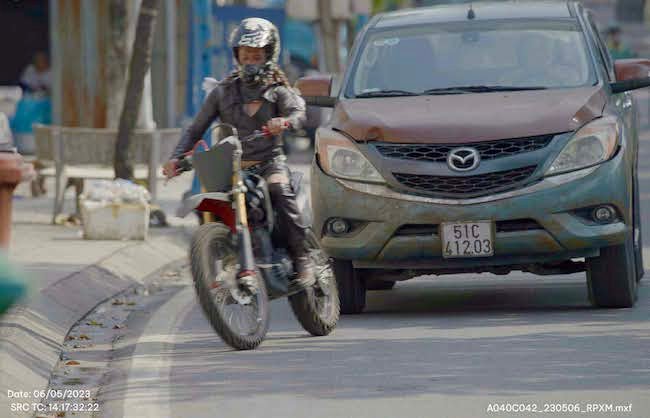 BỐ GIÀ TRỞ LẠI THU HÚT BỞI SỰ GÓP MẶT CỦA NGÔI SAO HÀNH ĐỘNG THÁI LAN – SIMON KOOK bo-gia-tro-lai-05