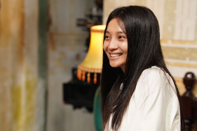 TÂN BINH NGỌC HƯƠNG THAY ĐÀN CHỊ THỰC HIỆN CẢNH ĂN LƯƠN SỐNG TRONG QUỶ NHẬP TRÀNG 2 tan-binh-ngoc-huong-01