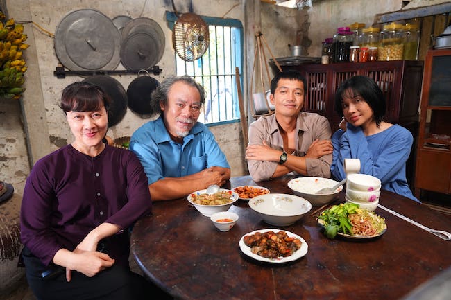 TÂN BINH NGỌC HƯƠNG THAY ĐÀN CHỊ THỰC HIỆN CẢNH ĂN LƯƠN SỐNG TRONG QUỶ NHẬP TRÀNG 2 tan-binh-ngoc-huong-06