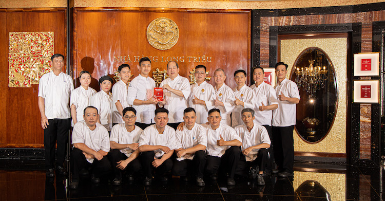NHÀ HÀNG LONG TRIỀU 3 NĂM GIỮ VỮNG NGÔI SAO MICHELIN 1-Michelin-Guide-long-chieu