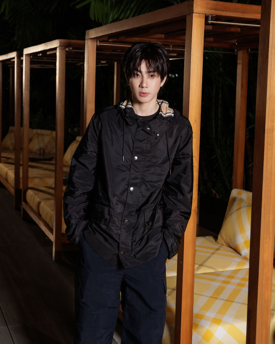 ĐIỂM MẶT DÀN SAO ĐÌNH ĐÁM THÁI – HÀN – VIỆT TẠI BURBERRY SUMMER TAKEOVER Ở BANGKOK Burberry-Summer-Off-Jumpol